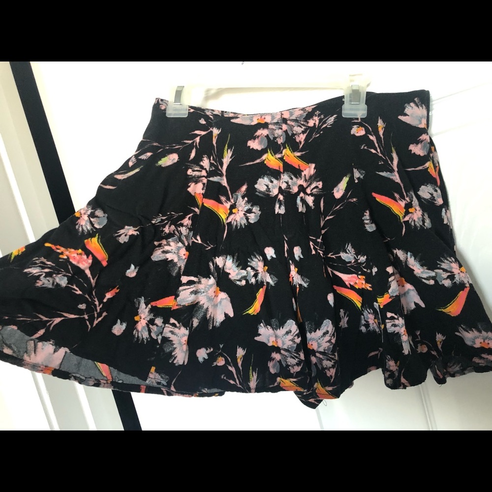 Flowy shorts, looks like skirt